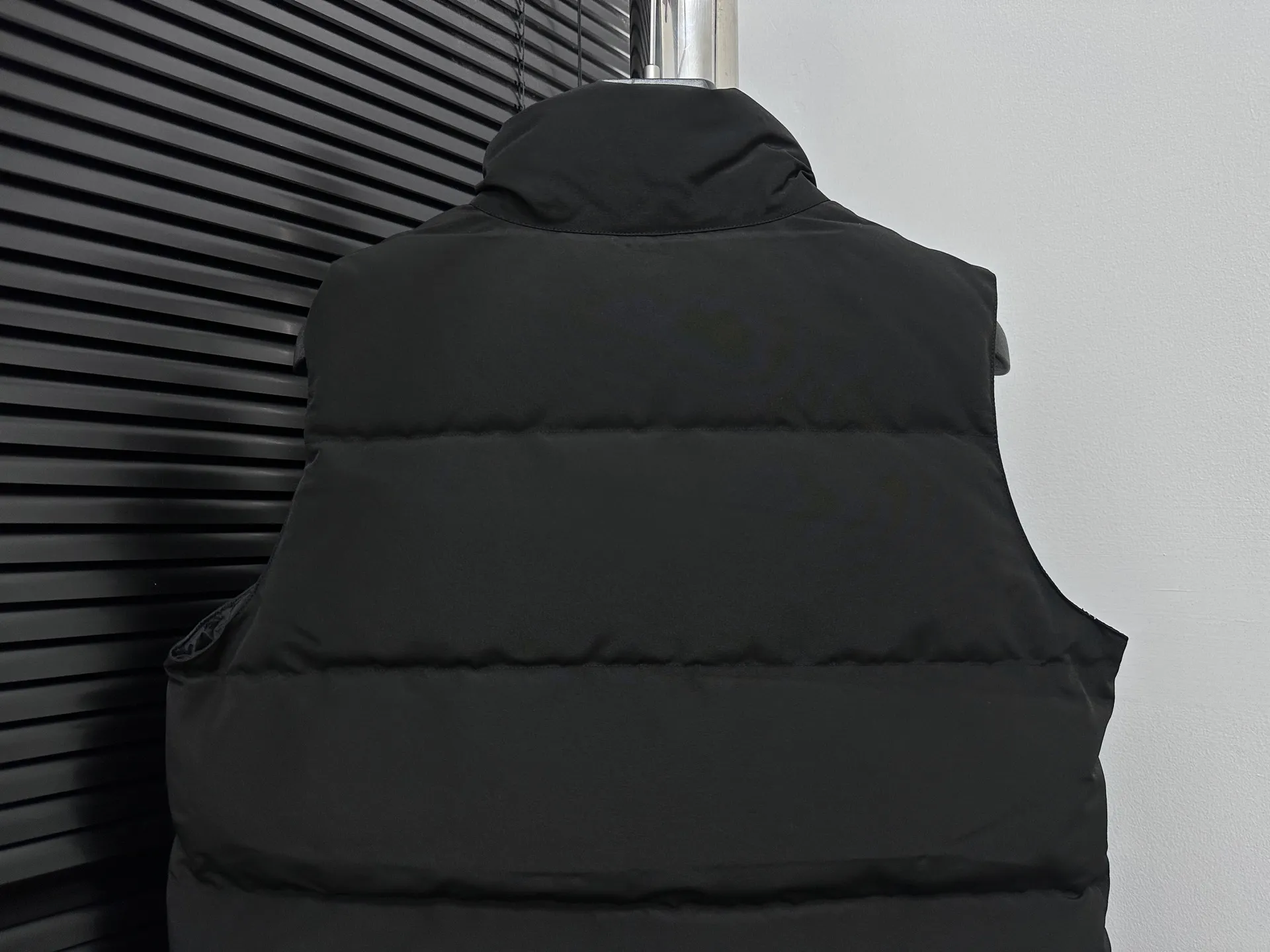 P360 [Canada Goose] Canada Goose #Freestyle Crew 4154M Men’s and Women’s Vest Down# ➖ Imported Behringer embroidery machine with customized 10,000-needle embroidery logo! ➖ Imported 21-count polyester-cotton blended original fabric, using Feather-Light 10D waterproof coating fabric, made of 84.5% polyester fiber and 15.5% cotton, 100% the best feel in the entire network! ➖ The genuine official website uses the national standard 80 white duck down, and will never be misled by false claims such as 90 down or goose down! ➖ 100% nylon nylon lining with double double-layer sealing design to prevent velvet from running away. Top-grade polar fleece is used in the collar and pockets to keep warm and comfortable! ➖ Yoshida YKK provides original custom-made electroplated sliders. YKK two-way lockable zippers are tight and smooth and will not peel off paint! ➖ 3M composite original Velcro is durable, and all accessories and hardware are disassembled and customized! ⛔No slander, no exaggeration, no need for too much copywriting, because it is focused, it is professional!  SIZE: XS S M L XL XXL
